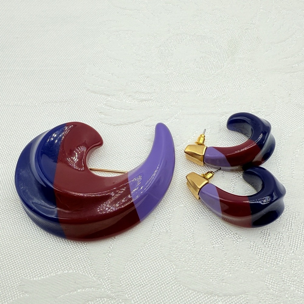 Vintage TRIFARI Kunio Matsumoto Tricolor Lucite Crescent Brooch w/ Earring Set